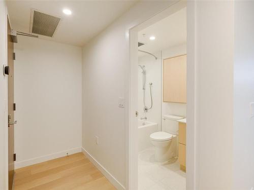 606-1100 Yates St, Victoria, BC - Indoor Photo Showing Bathroom