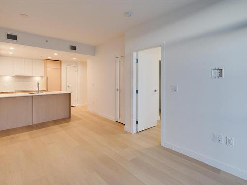 606-1100 Yates St, Victoria, BC - Indoor Photo Showing Kitchen