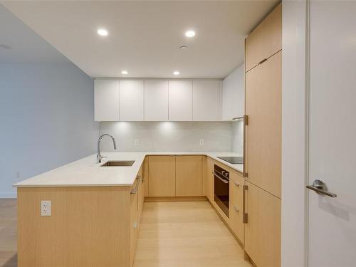 606-1100 Yates St, Victoria, BC - Indoor Photo Showing Kitchen With Upgraded Kitchen