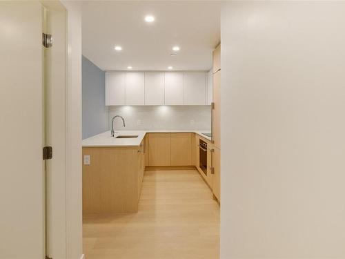 606-1100 Yates St, Victoria, BC - Indoor Photo Showing Kitchen