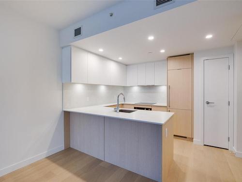 606-1100 Yates St, Victoria, BC - Indoor Photo Showing Kitchen