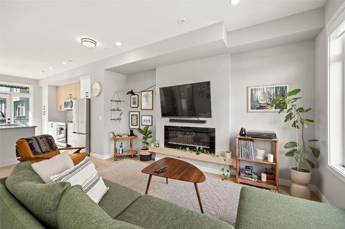 114-1435 Cara Glen Court, Kelowna, BC - Indoor Photo Showing Living Room With Fireplace