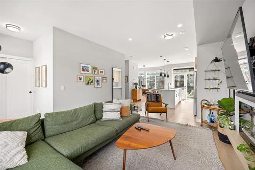 114-1435 Cara Glen Court, Kelowna, BC - Indoor Photo Showing Living Room