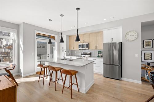 114-1435 Cara Glen Court, Kelowna, BC - Indoor Photo Showing Kitchen With Stainless Steel Kitchen With Upgraded Kitchen