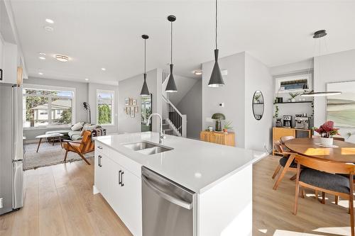 114-1435 Cara Glen Court, Kelowna, BC - Indoor Photo Showing Kitchen With Double Sink With Upgraded Kitchen