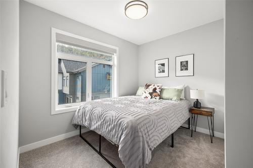 114-1435 Cara Glen Court, Kelowna, BC - Indoor Photo Showing Bedroom