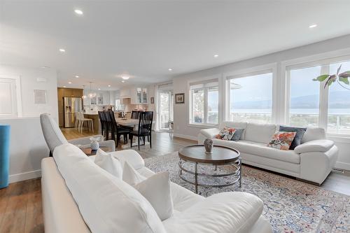 3582 Apple Way Boulevard, West Kelowna, BC - Indoor Photo Showing Living Room