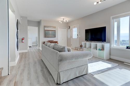 3582 Apple Way Boulevard, West Kelowna, BC - Indoor Photo Showing Living Room