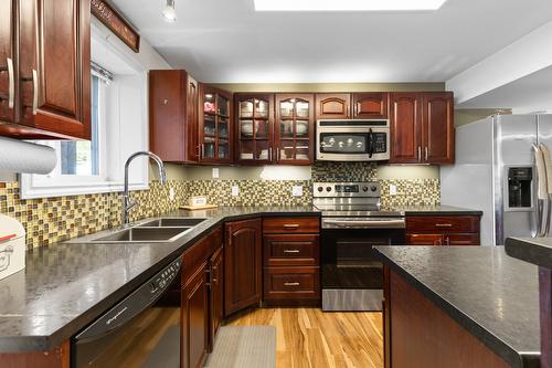 3374 Larkspur Court, Kelowna, BC - Indoor Photo Showing Kitchen With Double Sink With Upgraded Kitchen