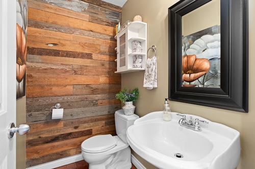 3374 Larkspur Court, Kelowna, BC - Indoor Photo Showing Bathroom