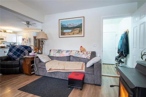 3755 Glover Avenue, Armstrong, BC - Indoor Photo Showing Living Room