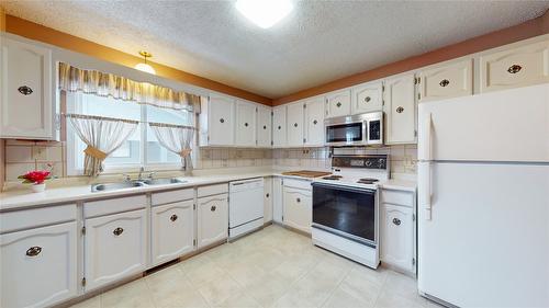 1308 13Th Street, Cranbrook, BC - Indoor Photo Showing Kitchen With Double Sink