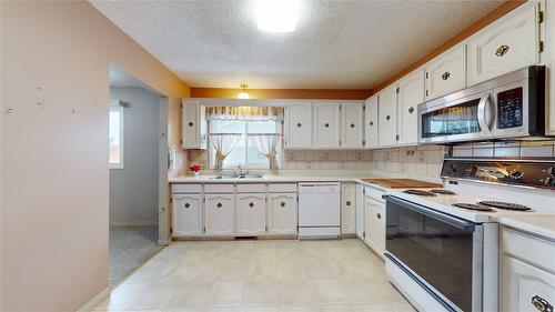 1308 13Th Street, Cranbrook, BC - Indoor Photo Showing Kitchen With Double Sink