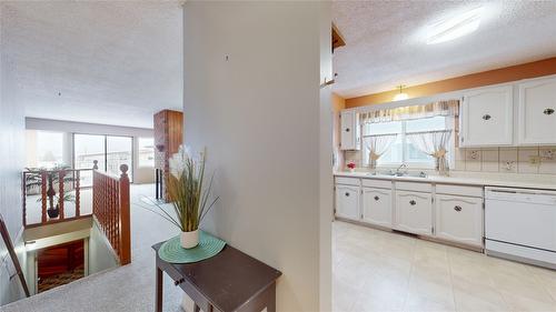 1308 13Th Street, Cranbrook, BC - Indoor Photo Showing Kitchen With Double Sink