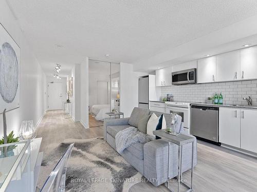 917-4K Spadina Ave, Toronto, ON - Indoor Photo Showing Kitchen