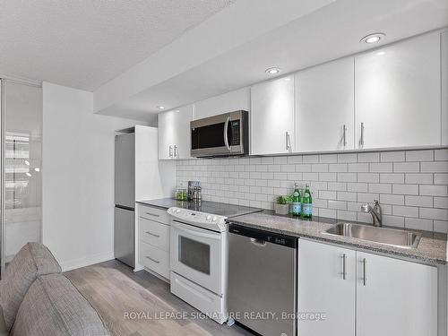 917-4K Spadina Ave, Toronto, ON - Indoor Photo Showing Kitchen