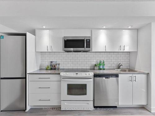 917-4K Spadina Ave, Toronto, ON - Indoor Photo Showing Kitchen