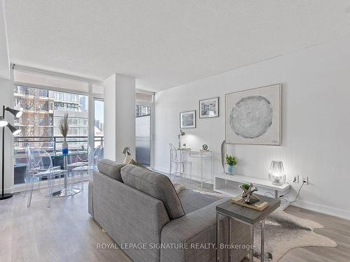 917-4K Spadina Ave, Toronto, ON - Indoor Photo Showing Living Room