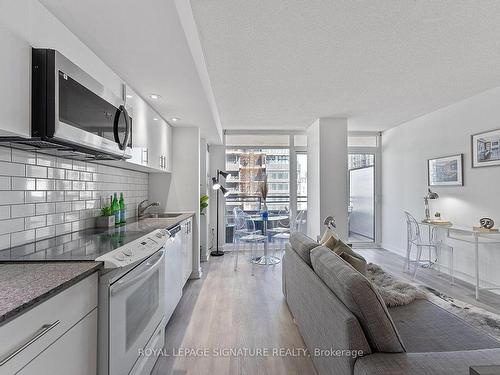 917-4K Spadina Ave, Toronto, ON - Indoor Photo Showing Kitchen