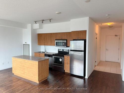 209-215 Fort York Blvd, Toronto, ON - Indoor Photo Showing Kitchen