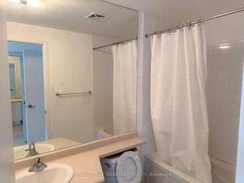 209-215 Fort York Blvd, Toronto, ON - Indoor Photo Showing Bathroom