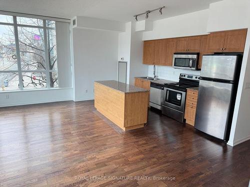 209-215 Fort York Blvd, Toronto, ON - Indoor Photo Showing Kitchen