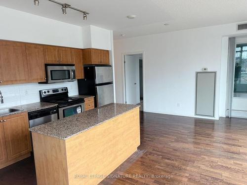 209-215 Fort York Blvd, Toronto, ON - Indoor Photo Showing Kitchen