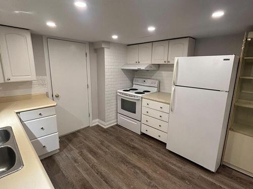 Lower-124 Burcher Rd, Ajax, ON - Indoor Photo Showing Kitchen