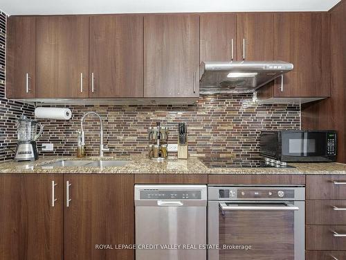 1307-255 Village Green Sq, Toronto, ON - Indoor Photo Showing Kitchen With Double Sink With Upgraded Kitchen