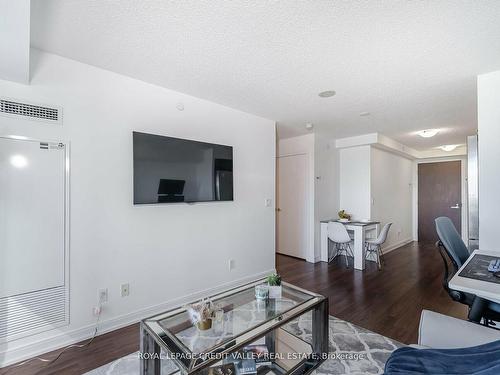 1307-255 Village Green Sq, Toronto, ON - Indoor Photo Showing Living Room