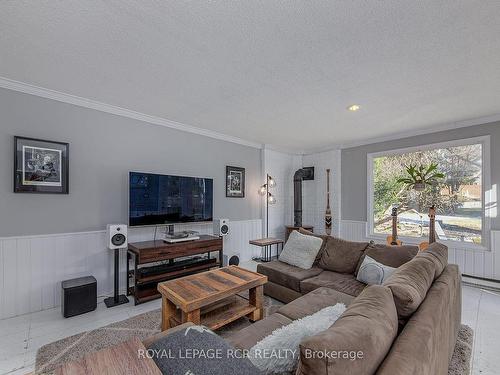 442 Main St, King, ON - Indoor Photo Showing Living Room