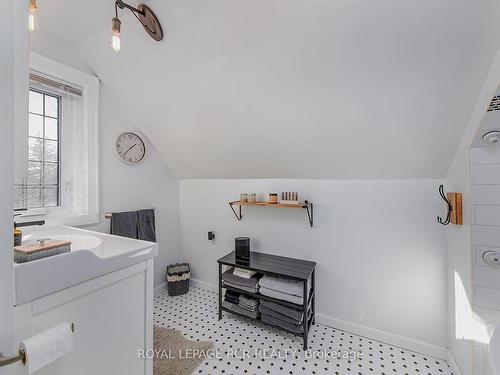 442 Main St, King, ON - Indoor Photo Showing Laundry Room