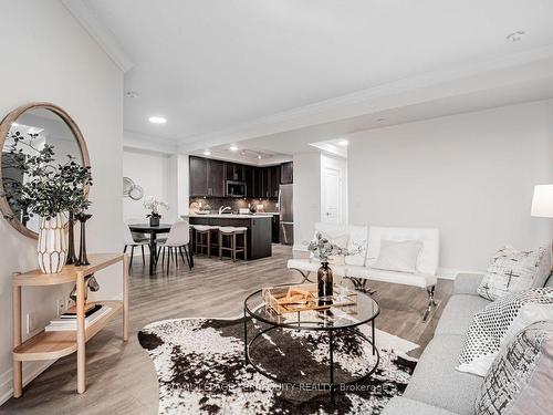 317-25 Baker Hill Blvd, Whitchurch-Stouffville, ON - Indoor Photo Showing Living Room