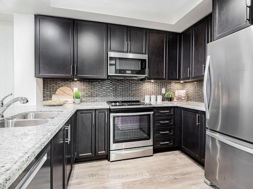 317-25 Baker Hill Blvd, Whitchurch-Stouffville, ON - Indoor Photo Showing Kitchen With Stainless Steel Kitchen With Double Sink With Upgraded Kitchen