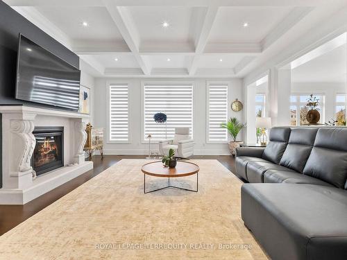 20 Country Club Cres, Uxbridge, ON - Indoor Photo Showing Living Room With Fireplace