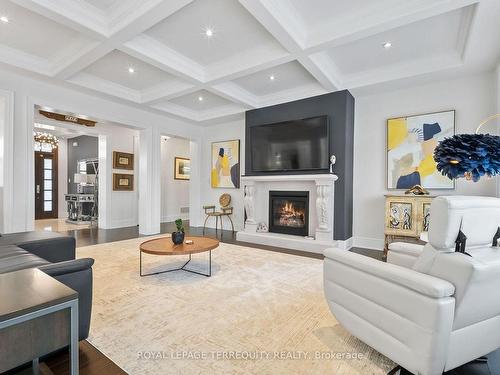 20 Country Club Cres, Uxbridge, ON - Indoor Photo Showing Living Room With Fireplace