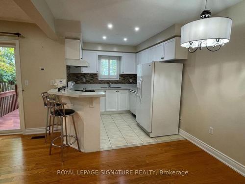 3927 Coachman Circ, Mississauga, ON - Indoor Photo Showing Kitchen