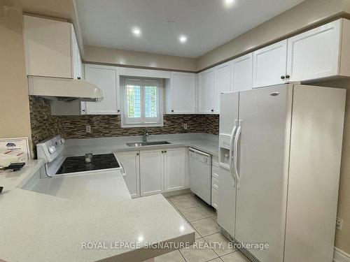 3927 Coachman Circ, Mississauga, ON - Indoor Photo Showing Kitchen