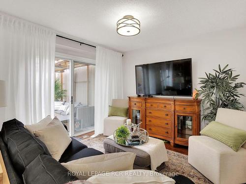 87 Hanton Cres, Caledon, ON - Indoor Photo Showing Living Room