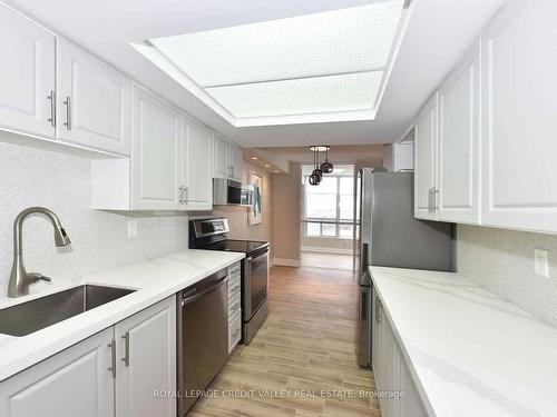 710-4460 Tucana Crt, Mississauga, ON - Indoor Photo Showing Kitchen