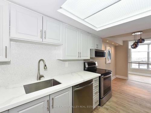 710-4460 Tucana Crt, Mississauga, ON - Indoor Photo Showing Kitchen With Upgraded Kitchen