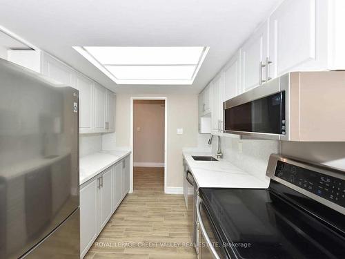 710-4460 Tucana Crt, Mississauga, ON - Indoor Photo Showing Kitchen