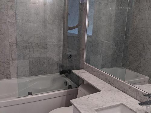 315-4033 Hurontario St, Mississauga, ON - Indoor Photo Showing Bathroom