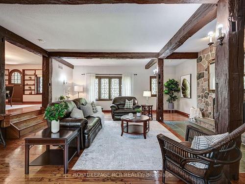 14902 Mount Pleasant Rd, Caledon, ON - Indoor Photo Showing Living Room