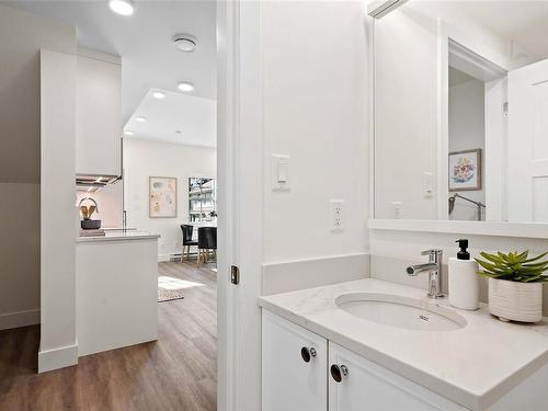 202 B-1224 Richardson St, Victoria, BC - Indoor Photo Showing Bathroom