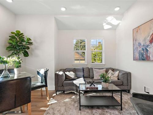 202 B-1224 Richardson St, Victoria, BC - Indoor Photo Showing Living Room