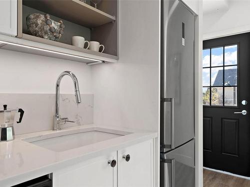 202 B-1224 Richardson St, Victoria, BC - Indoor Photo Showing Kitchen