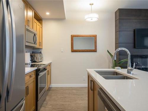 402-91 Chapel St, Nanaimo, BC - Indoor Photo Showing Kitchen With Stainless Steel Kitchen With Double Sink With Upgraded Kitchen