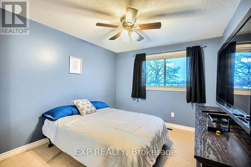 3499 Ellengale Drive, Mississauga, ON - Indoor Photo Showing Bedroom