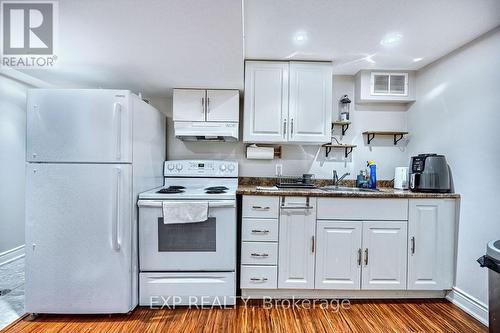 3499 Ellengale Drive, Mississauga, ON - Indoor Photo Showing Kitchen